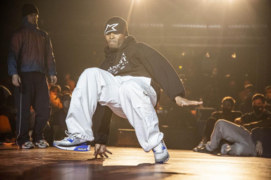 A Ras de Suelo - Breakdance - Imagen primer plano de uno de los bailarines que participa en la competición.