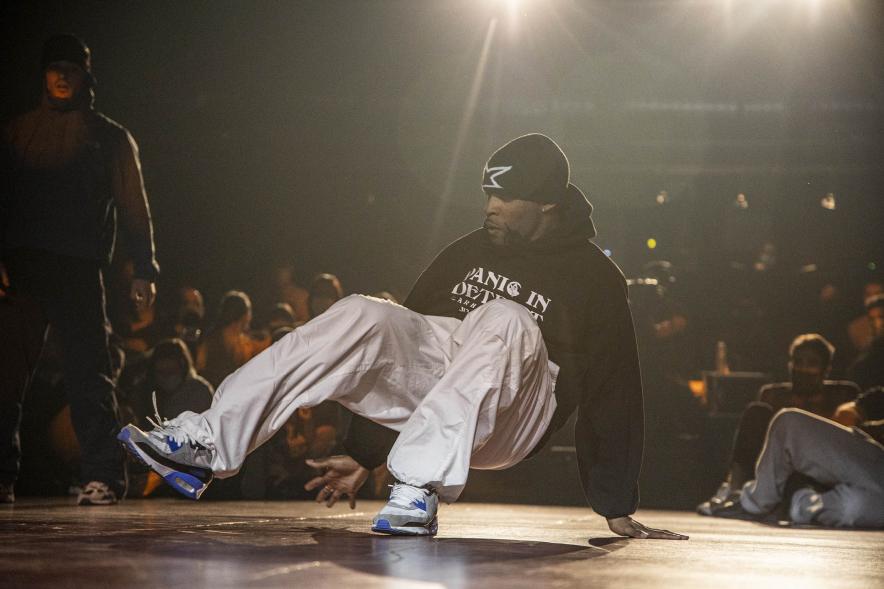 A Ras de Suelo - Breakdance - Imagen primer plano de uno de los bailarines que participa en la competición.