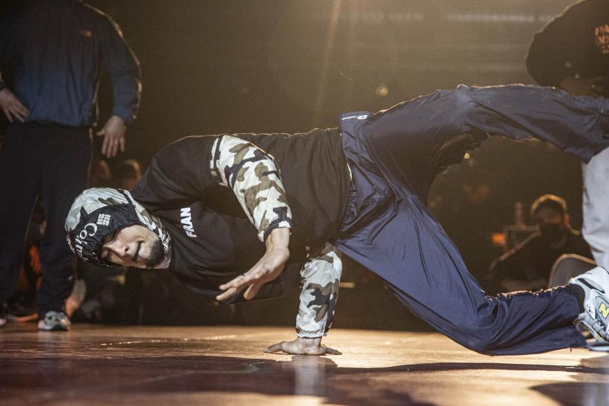 A Ras de Suelo - Breakdance - Imagen primer plano de uno de los bailarines que participa en la competición.