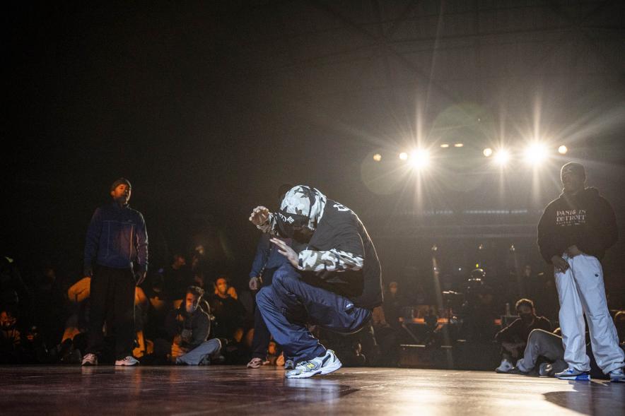 A Ras de Suelo - Breakdance -  Imagen de un momento de la actuación de uno de los participantes del concurso de Breakdance.