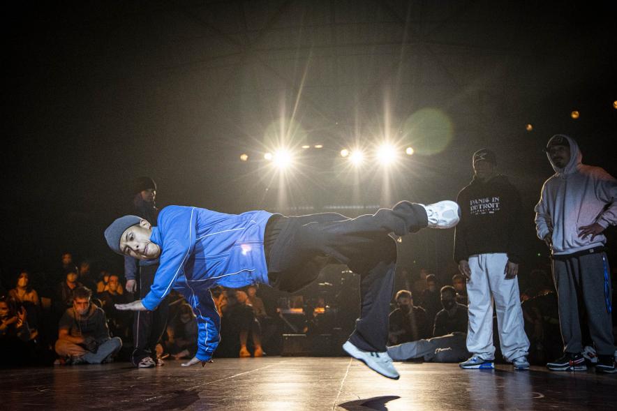 A Ras de Suelo - Breakdance -  Imagen primer plano de uno de los bailarines que participa en la competición.
