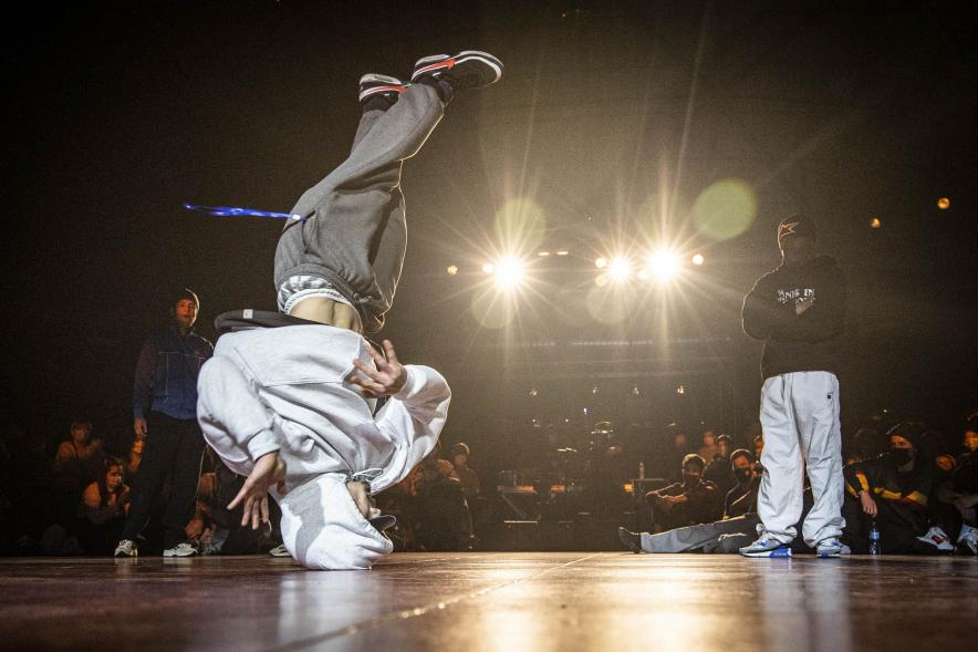  A Ras de Suelo - Breakdance - Imagen de un momento de la actuación de uno de los participantes del concurso de Breakdance.