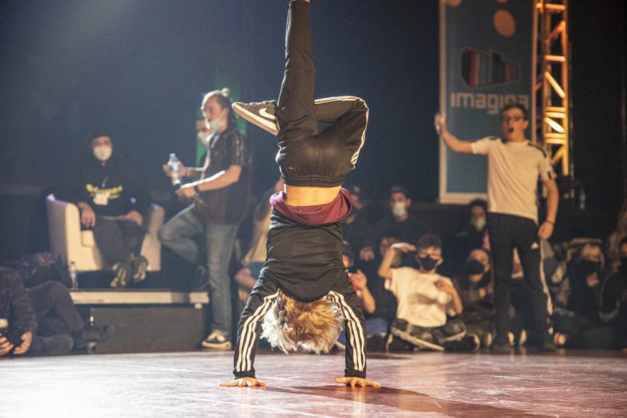  A Ras de Suelo - Breakdance - Imagen de un momento de la actuación de uno de los participantes del concurso de Breakdance.