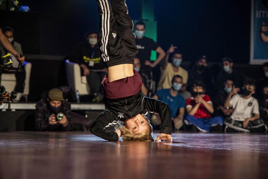 A Ras de Suelo - Breakdance - Imagen primer plano de uno de los bailarines que participa en la competición.