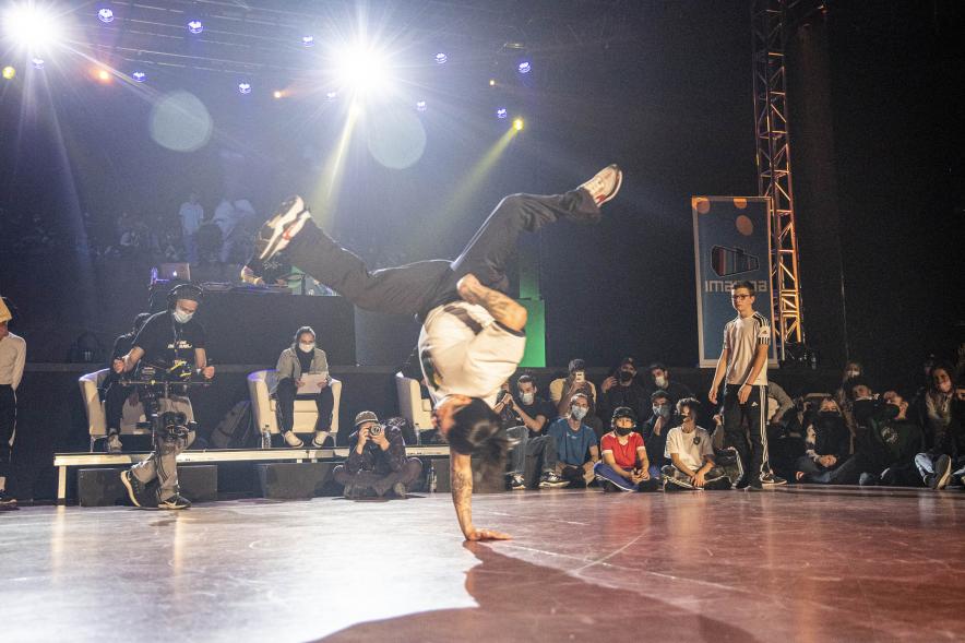  A Ras de Suelo - Breakdance -  Imagen de un momento de la actuación de uno de los participantes del concurso de Breakdance.