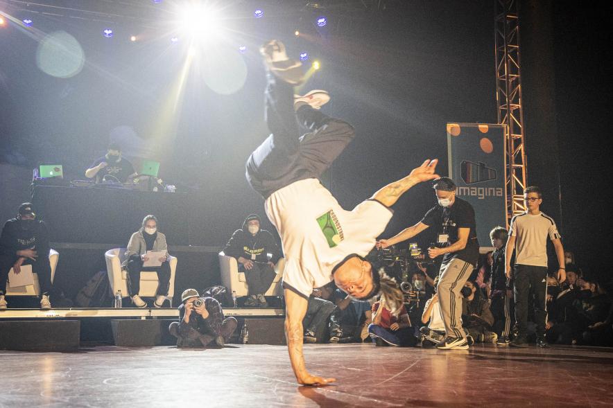  A Ras de Suelo - Breakdance - Imagen de un momento de la actuación de uno de los participantes del concurso de Breakdance.