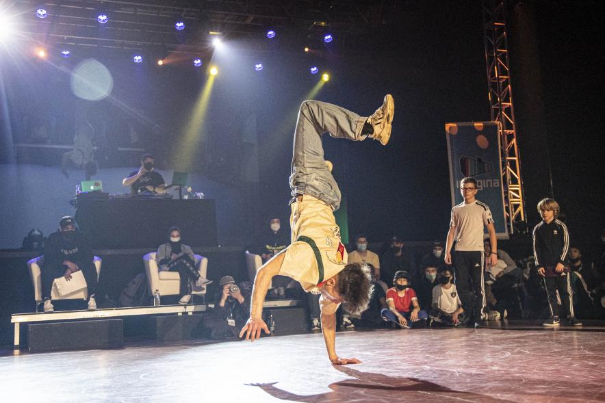 A Ras de Suelo - Breakdance - Imagen de un momento de la actuación de uno de los participantes del concurso de Breakdance.