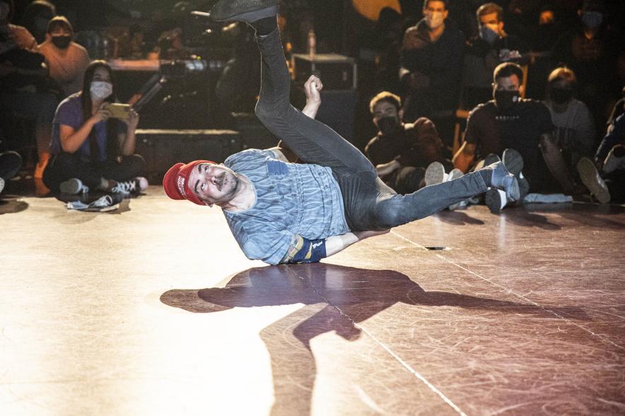 A Ras de Suelo - Breakdance - Imagen de un momento de la actuación de uno de los participantes del concurso de Breakdance.