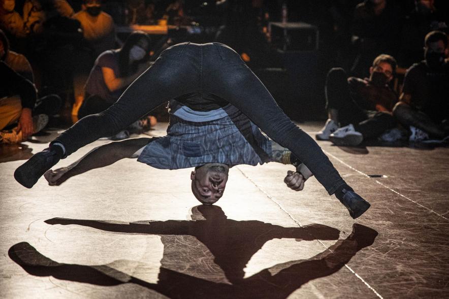  A Ras de Suelo - Breakdance - Imagen de un momento de la actuación de uno de los participantes del concurso de Breakdance.