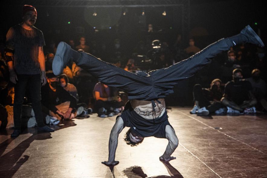 A Ras de Suelo - Breakdance - Imagen de un momento de la actuación de uno de los participantes del concurso de Breakdance.