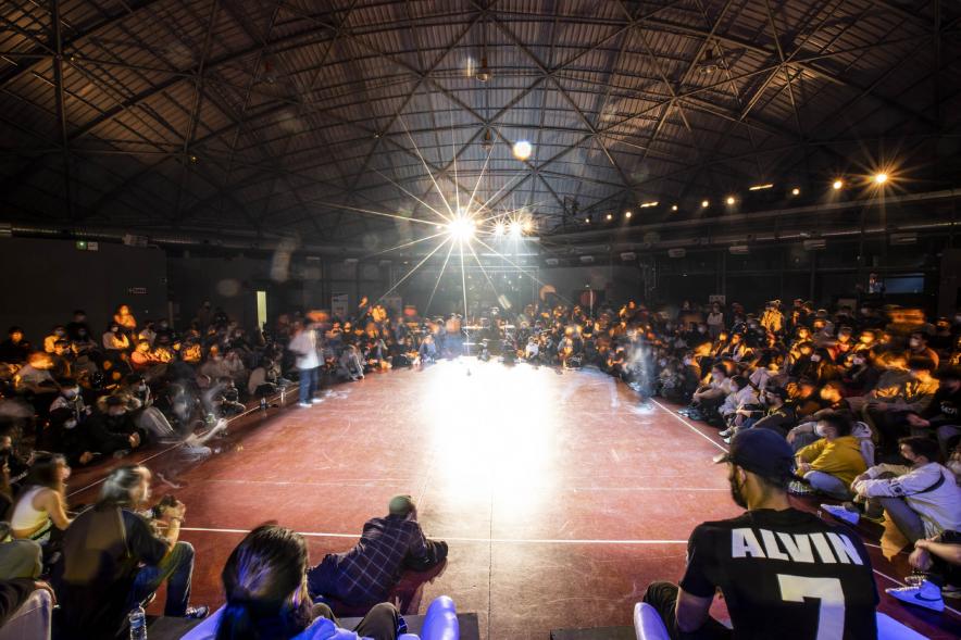  A Ras de Suelo - Breakdance - Imagen panorámica del escenario del Centro Municipal La Esfera, donde se celebra la competición.