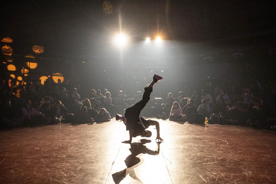 A Ras de Suelo - Breakdance -  Imagen de un momento de la actuación de uno de los participantes del concurso de Breakdance.