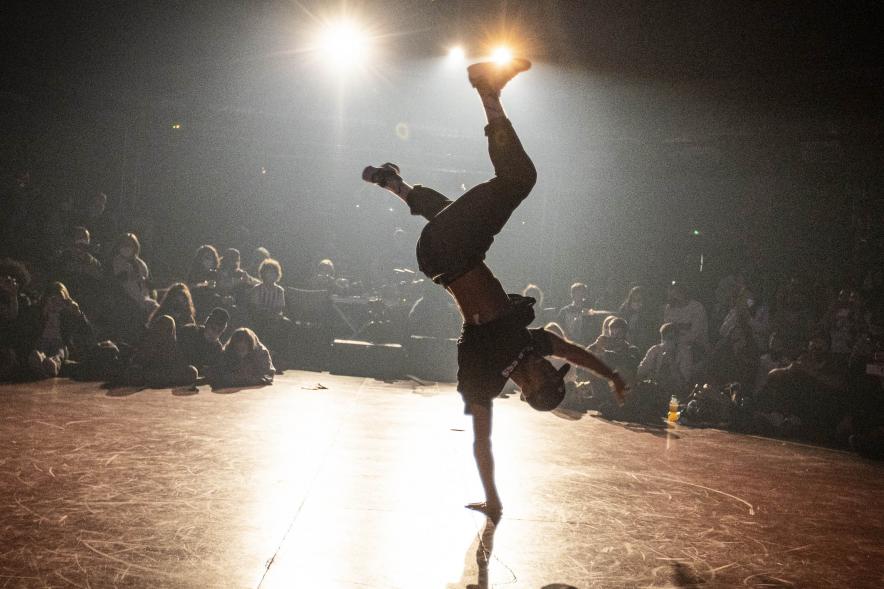 A Ras de Suelo - Breakdance -  Imagen de un momento de la actuación de uno de los participantes del concurso de Breakdance.