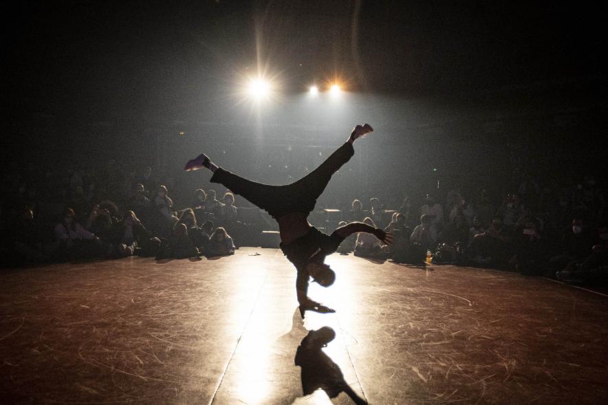 A Ras de Suelo - Breakdance -  Imagen de un momento de la actuación de uno de los participantes del concurso de Breakdance.