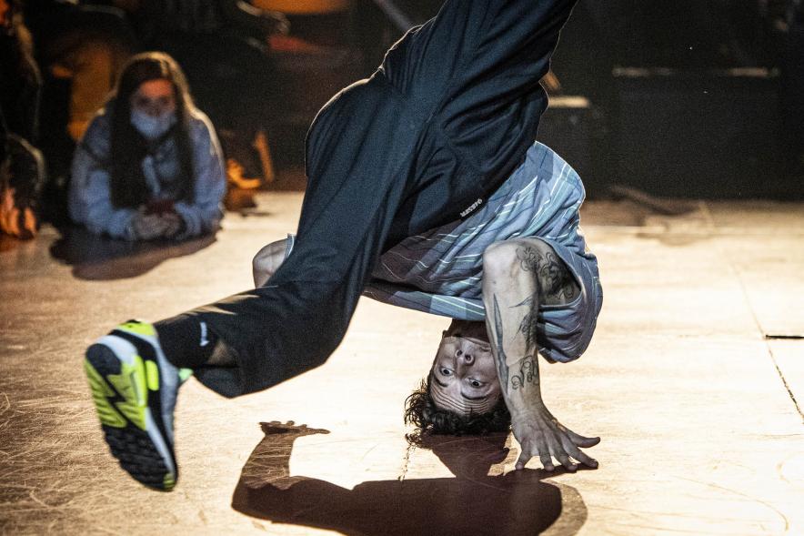 A Ras de Suelo - Breakdance - Imagen de un joven realizando un  movimiento de Breakdance.