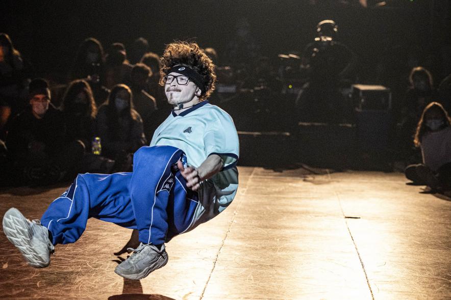 A Ras de Suelo - Breakdance -  Imagen de un momento de la actuación de uno de los participantes del concurso de Breakdance.