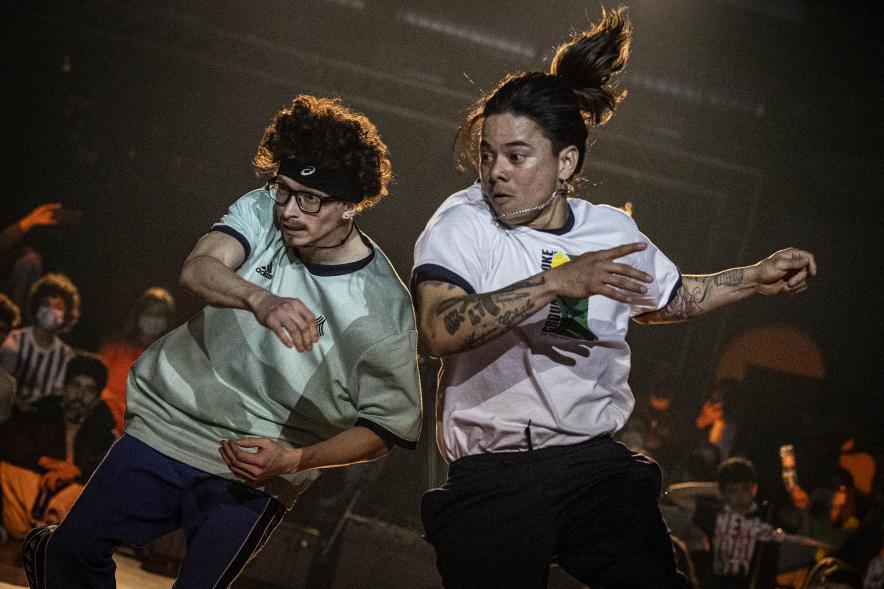 A Ras de Suelo - Breakdance - Imagen primer plano de una pareja, en plena actuación.