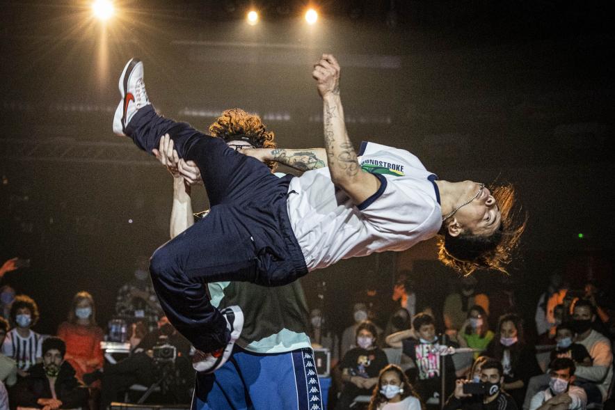A Ras de Suelo - Breakdance - Imagen de un joven realizando un  movimiento de Breakdance.