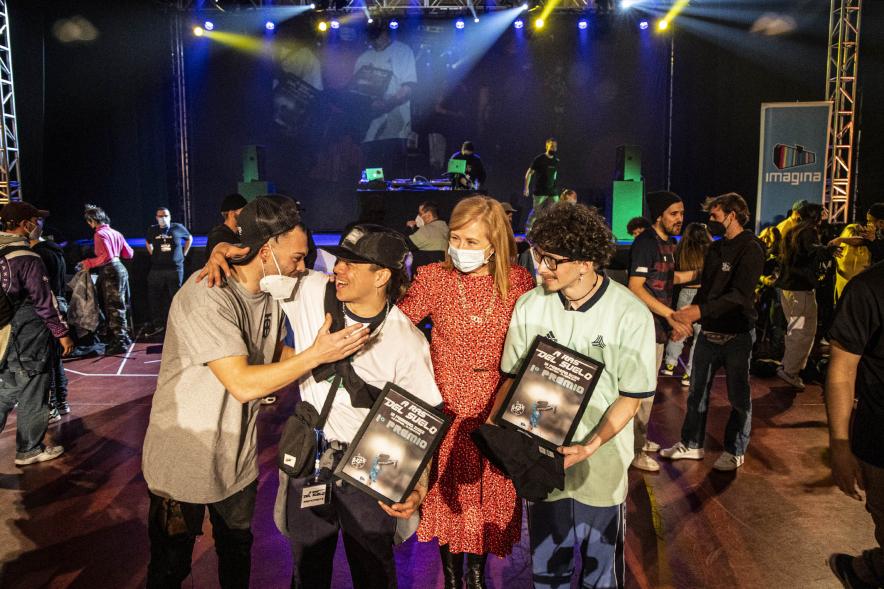 A Ras de Suelo - Breakdance - Imagen de una de las parejas recogiendo su premio.