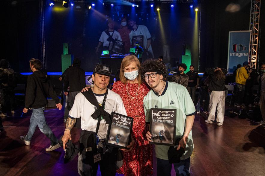 A Ras de Suelo - Breakdance - Imagen de una de las parejas posando con su premio.