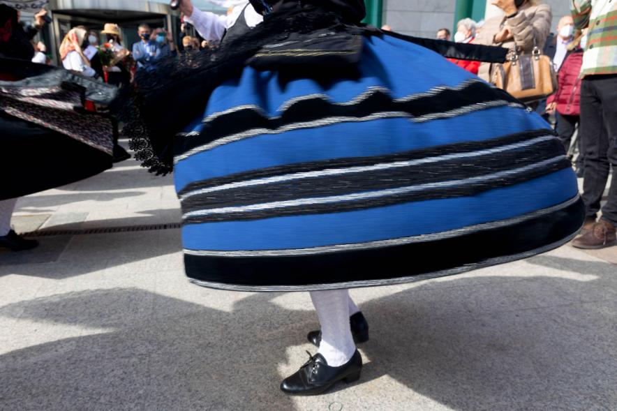   Festividad de Las Águedas 2022 -  Plano principal de la  falda del traje típico regional.