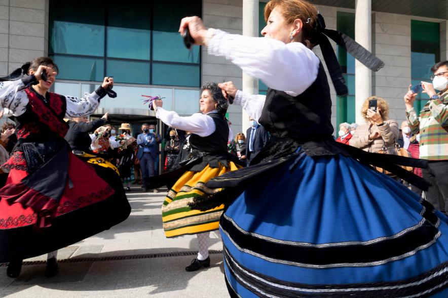 Festividad de Las Águedas 2022 -  Primer plano de las Äguedas bailando.