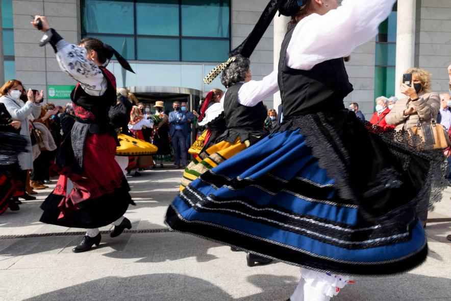 Festividad de Las Águedas 2022 -  Primer plano de las Äguedas bailando.