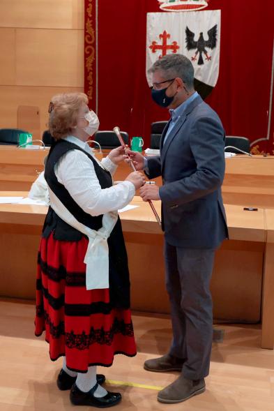 Festividad de Las Águedas 2022 - El vicealcalde Sánchez Acera entrega el bastón de mando a una Águeda.