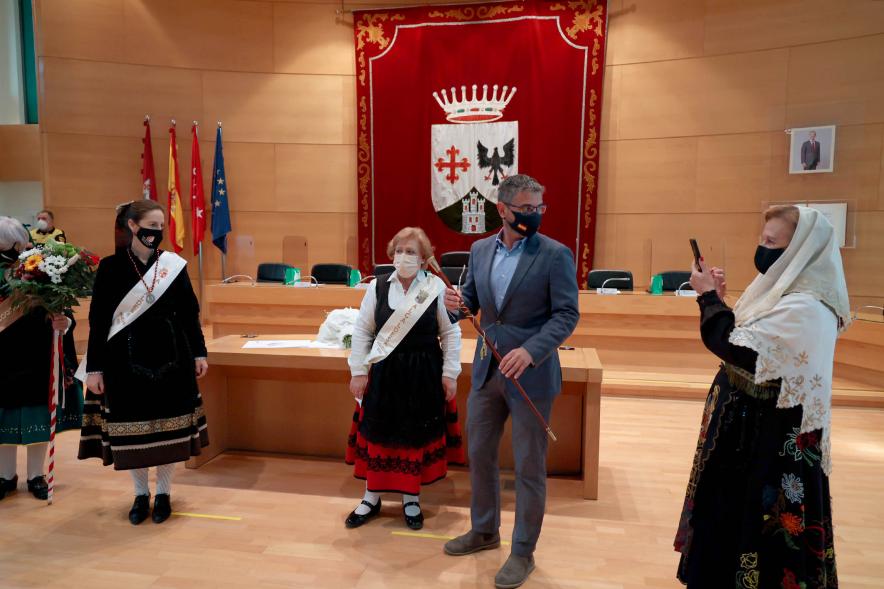 Festividad de Las Águedas 2022 - Imagen del Vicealcalde Sánchez Acera con las Águedas en el salón de Plenos.