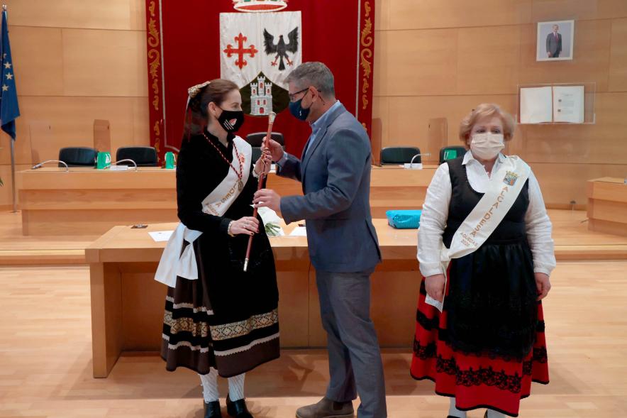 Festividad de Las Águedas 2022 -  El vice alcalde Sánchez Acera entrega el bastón de mando a una Águeda.