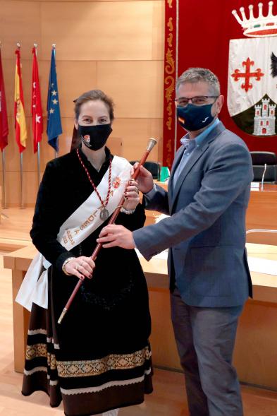 Festividad de Las Águedas 2022 - El vicealcalde Sánchez Acera entrega el bastón de mando a una Águeda.