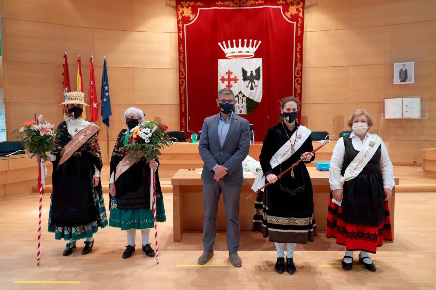 Festividad de Las Águedas 2022 - Posado del vicealcalde Sánchez Acera con el grupo de Águedas, con el traje típico.