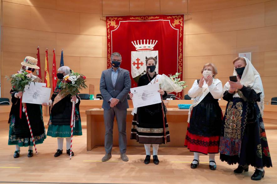 Festividad de Las Águedas 2022 - Posado del vicealcalde Sánchez Acera con el grupo de Águedas, con el traje típico.