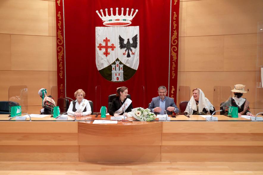Festividad de Las Águedas 2022 - Posado de las Águedas con el vicealcalde Sánchez Acera en la mesa del Salón de Plenos.