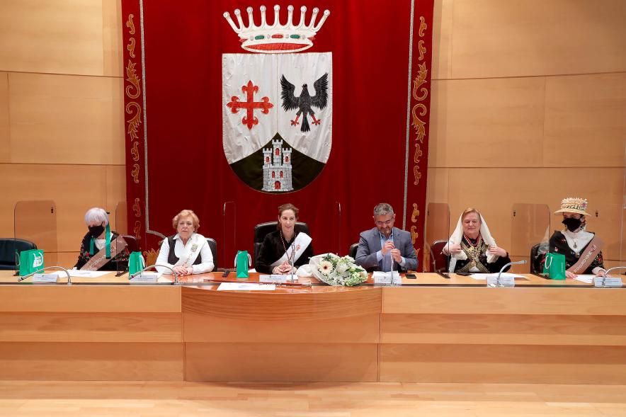 Festividad de Las Águedas 2022 - Imagen del Vicealcalde Sánchez Acera con las Águedas sentadas tras la mesa del salón de Plenos.