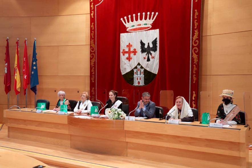 Festividad de Las Águedas 2022 - Imagen del Vicealcalde Sánchez Acera con las Águedas en el salón de Plenos.
