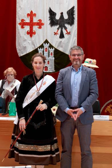Festividad de Las Águedas 2022 - Posado del vicealcalde Sánchez Acera con la Águeda alcaldesa.
