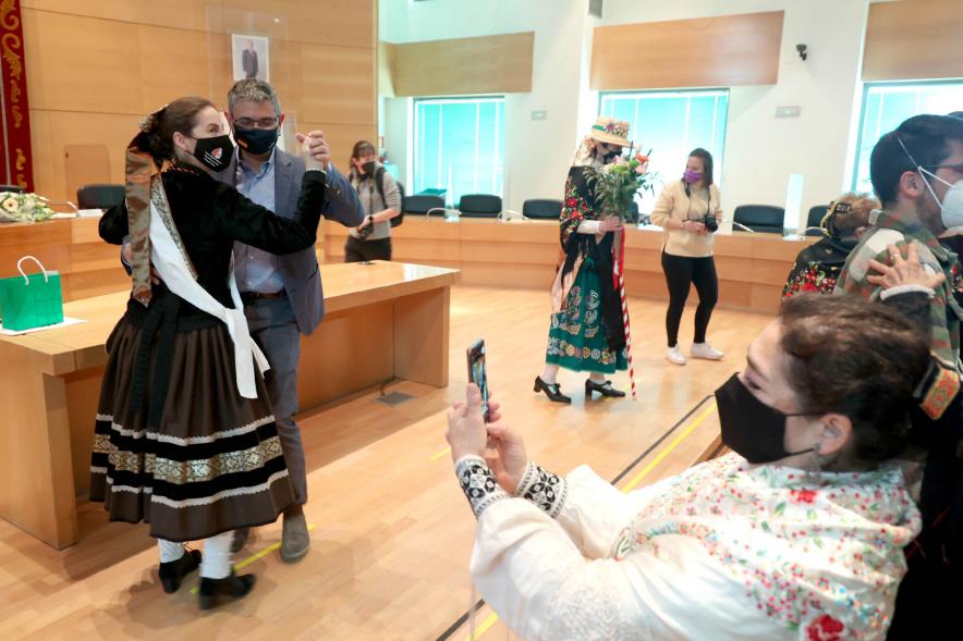 Festividad de Las Águedas 2022 - Posado del vicealcalde Sánchez Acera con la Águeda alcaldesa para un selfi.