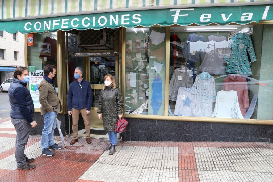 Delegación municipal frente a un comercio participante