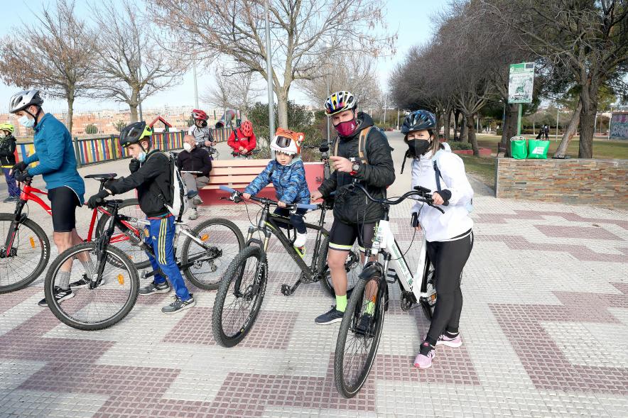 Marcha en Bici por la Paz - Posado de una familia participante. 