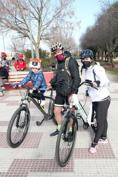Marcha en Bici por la Paz - Posado de una familia participante. 