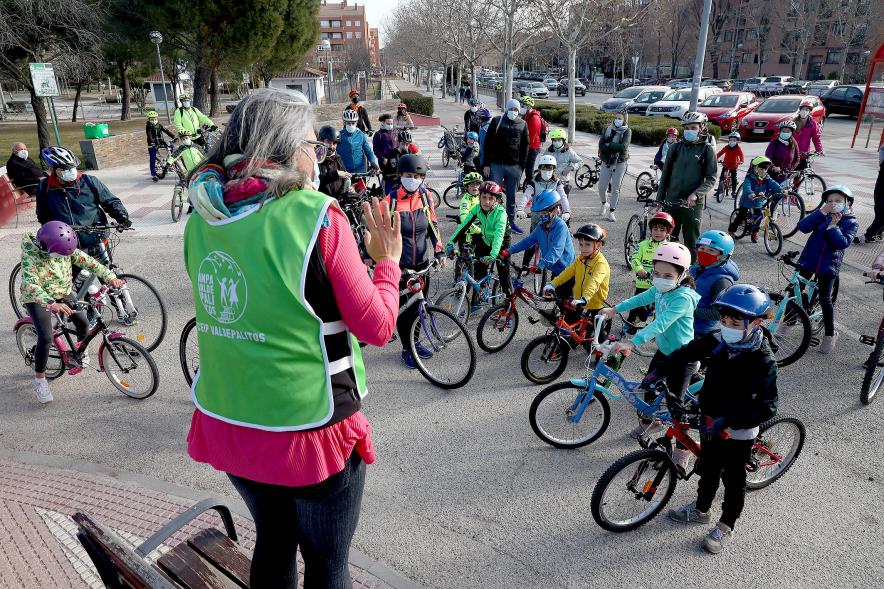 Marcha en Bici por la Paz - Imagen de los alumnos del Colegio Valdepalitos  con sus bicicletas.