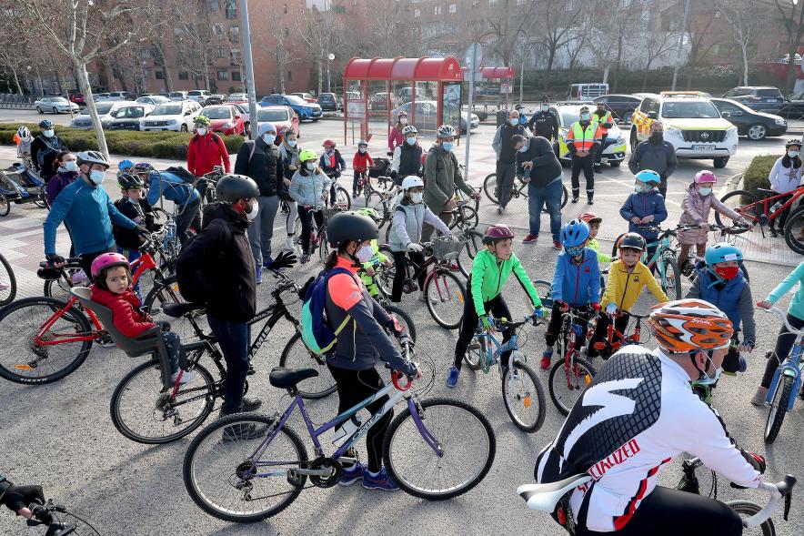 Marcha en Bici por la Paz -  Imagen de un grupo de niños preparados para la carrera.