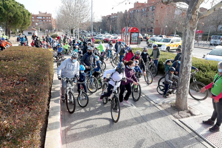 Marcha en Bici por la Paz -  Imagen de un grupo de niños preparados para la carrera.