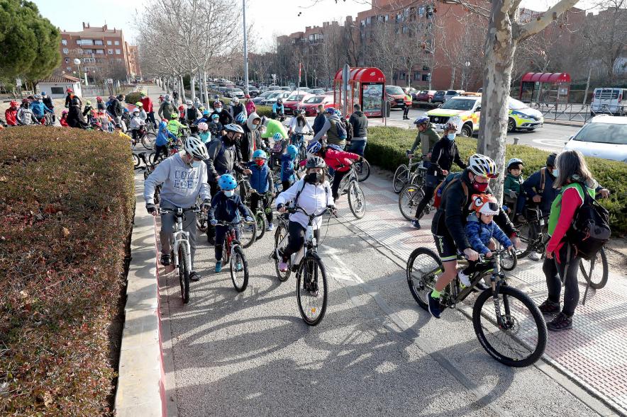 Marcha en Bici por la Paz -  Imagen de un grupo de niños preparados para la carrera.