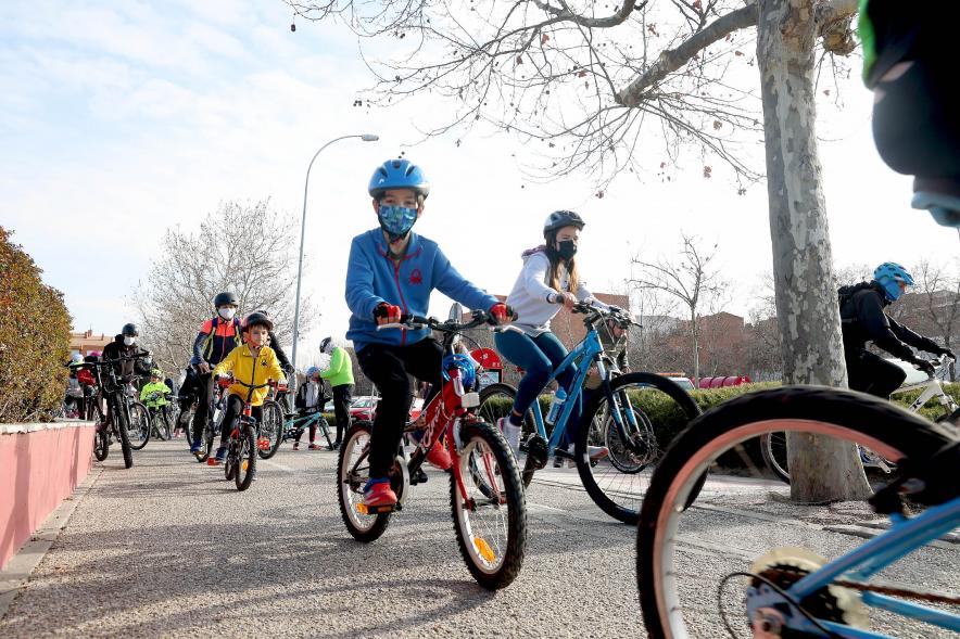Marcha en Bici por la Paz - Primer plano de dos participantes en la carrera.
