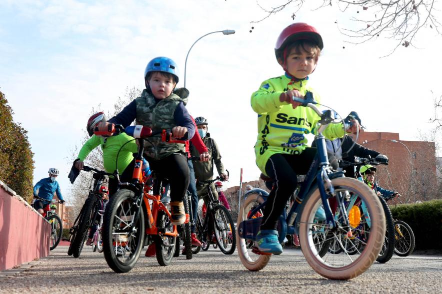 Marcha en Bici por la Paz -  Imagen de un grupo de niños  corriendo.