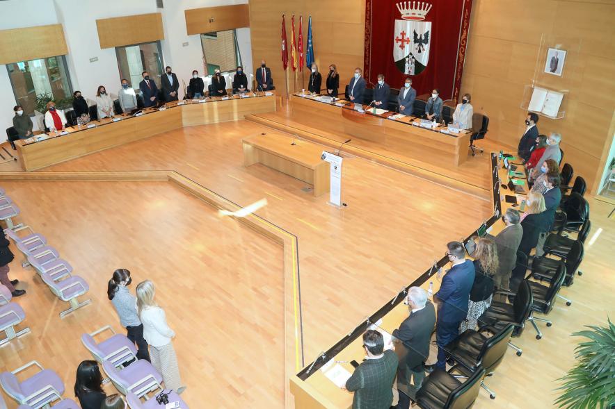 Vista cenital del salón de plenos con concejales en pie