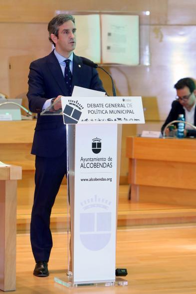 Alcalde Aitor Retolaza en el púlpito durante el debate