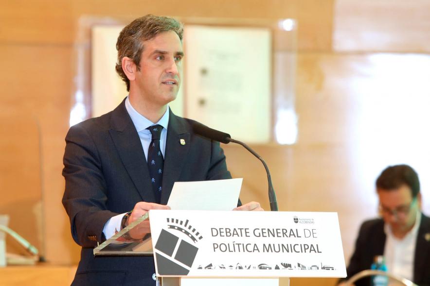 Alcalde Aitor Retolaza en el púlpito durante el debate
